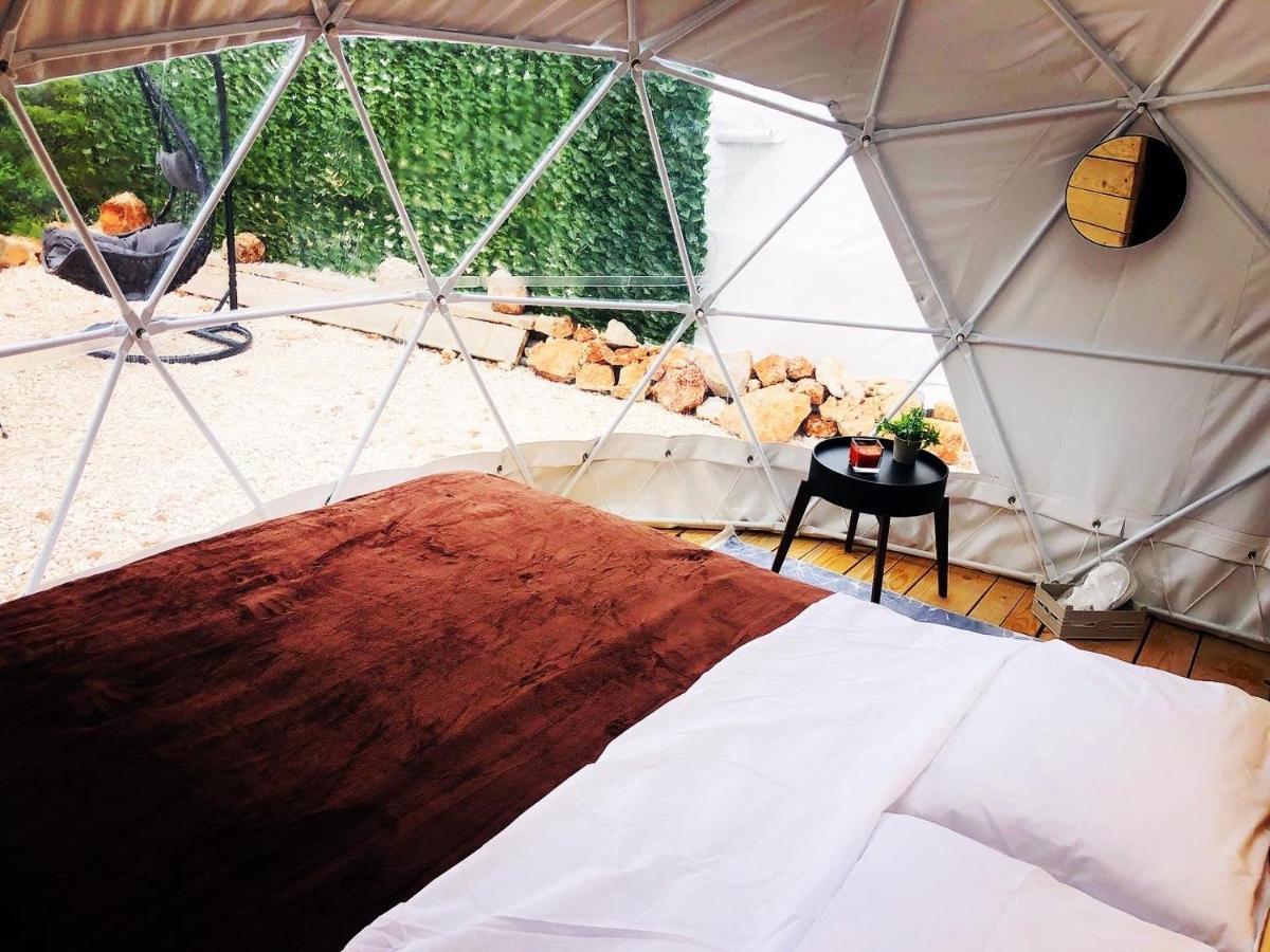 Glamping Peninsula Lustica Rose Villa ติวัต ภายนอก รูปภาพ