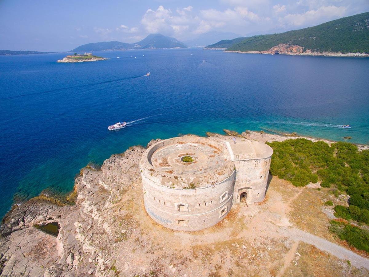 Glamping Peninsula Lustica Rose Villa ติวัต ภายนอก รูปภาพ